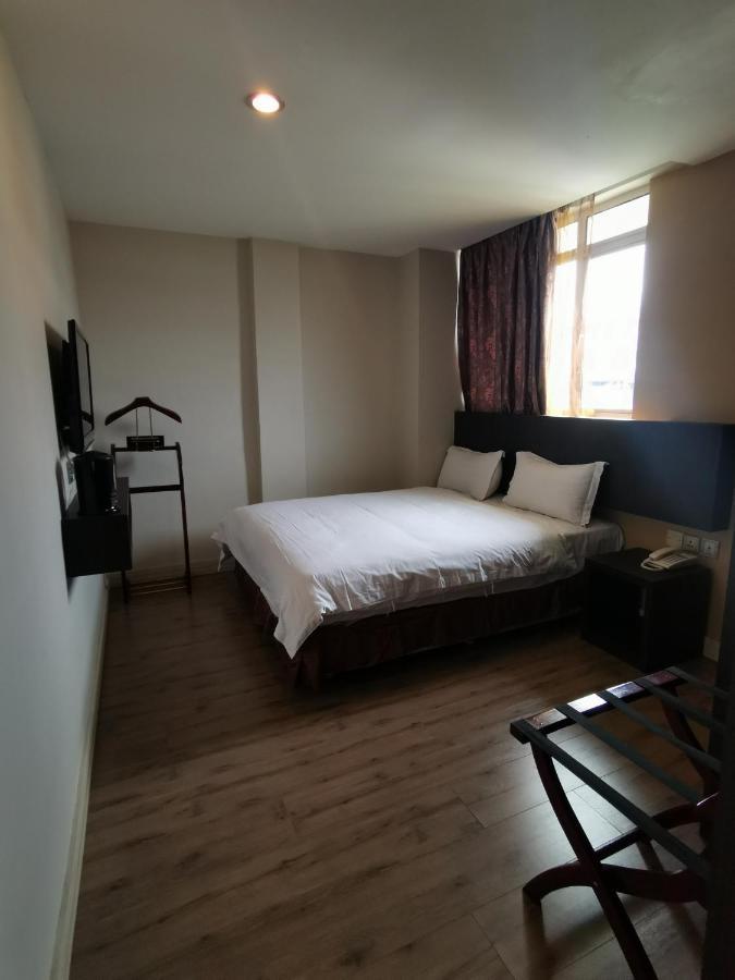 Hotel De Leon II Лахад Дату Екстериор снимка